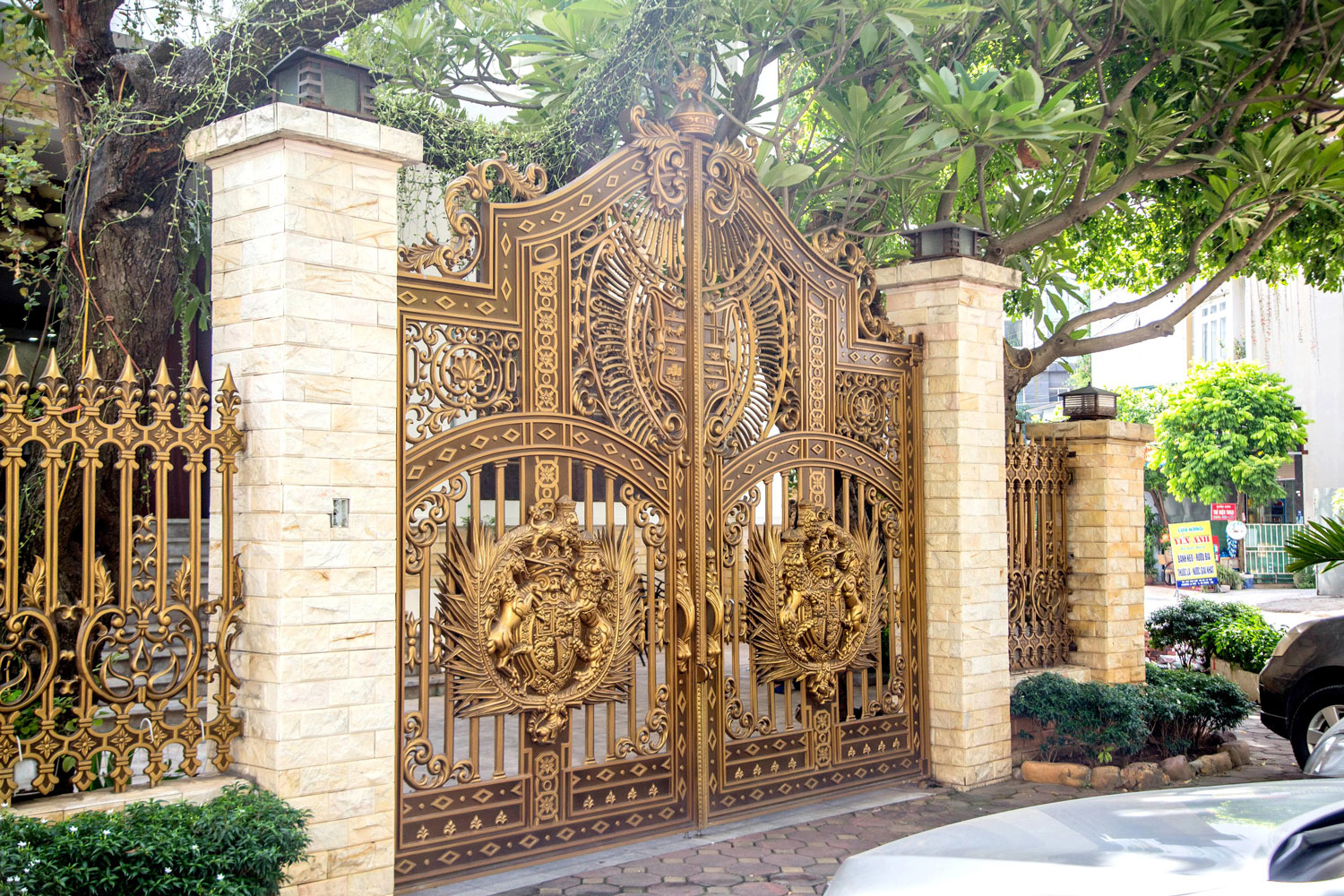 cổng nh&ocirc;m đ&uacute;c Bi&ecirc;n H&ograve;a