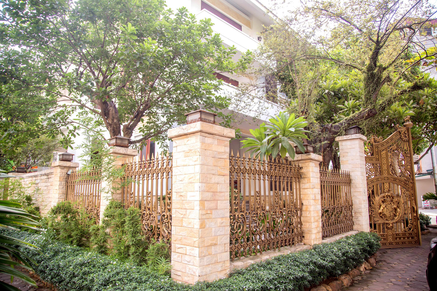 cổng nh&ocirc;m đ&uacute;c Bi&ecirc;n H&ograve;a