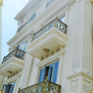 Lan can ban công nhôm đúc logo chữ