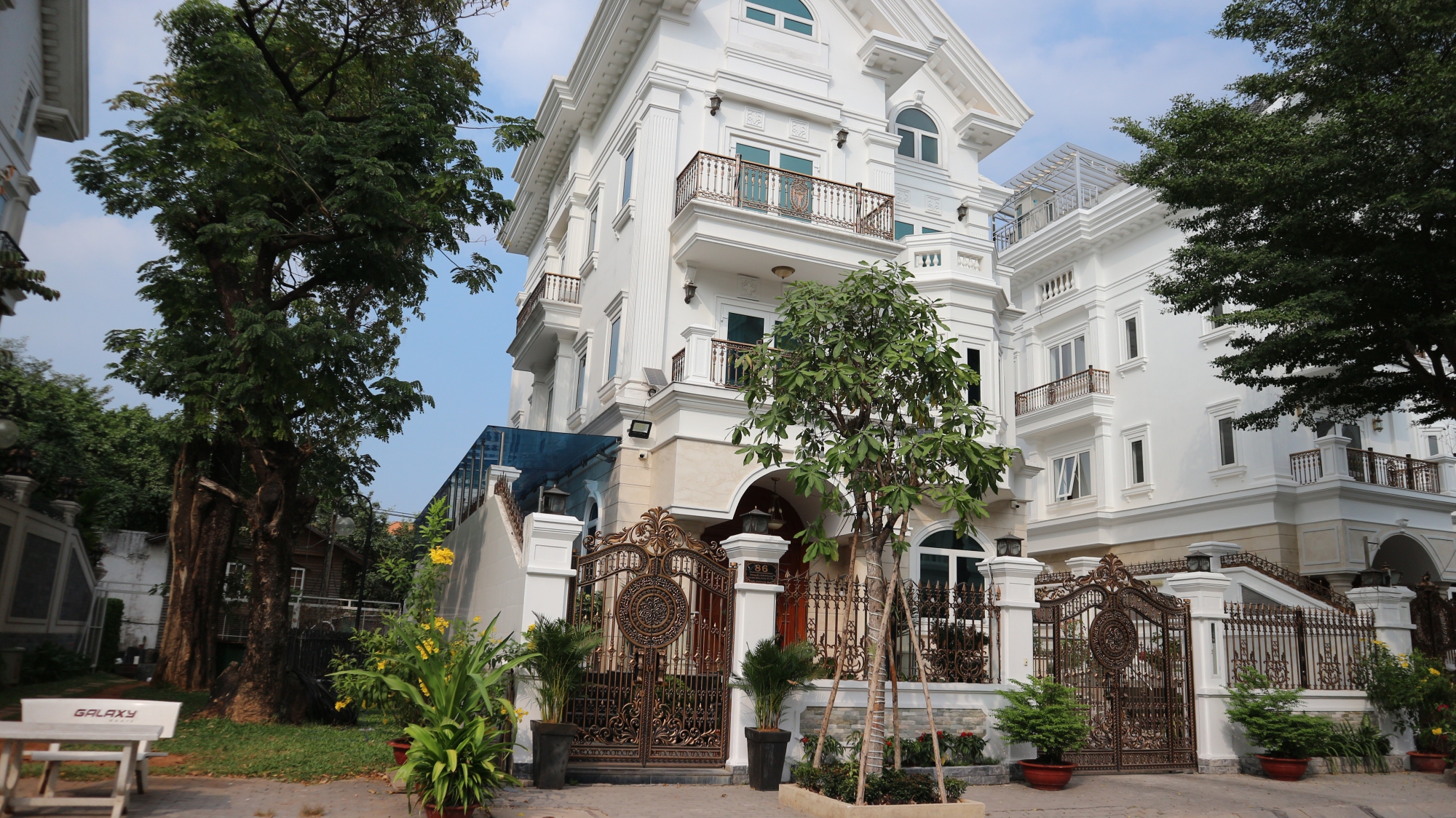 Cổng nhôm đúc hoa lá tây