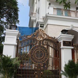 Cổng nhôm đúc hoa lá tây