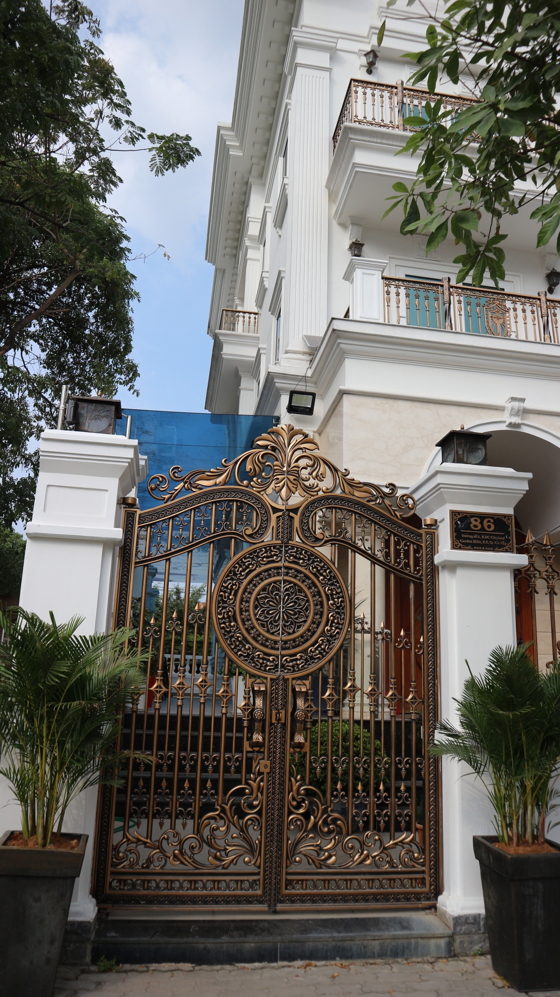 Cổng nhôm đúc hoa lá tây